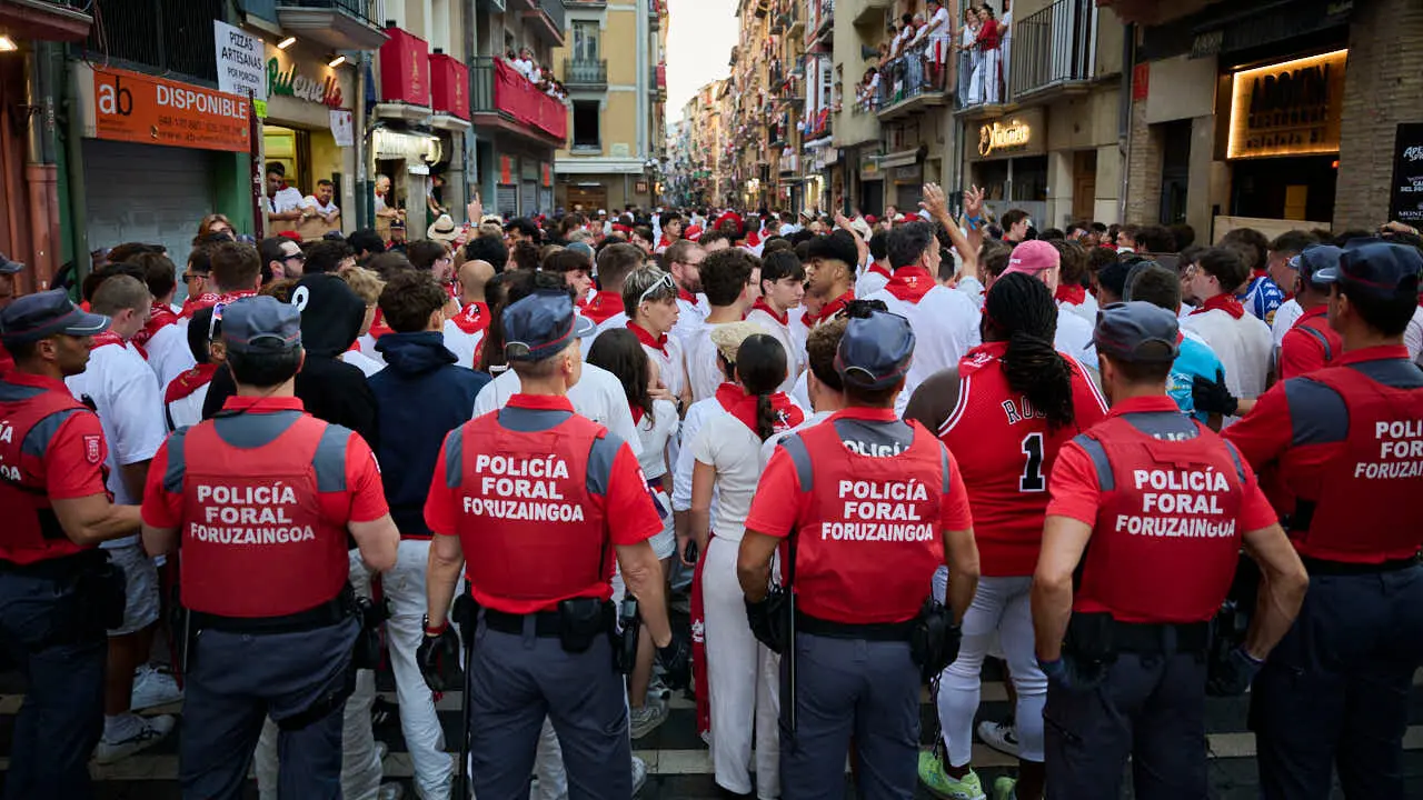 Primer encierro de las fiestas de San Ferm&iacute;n 2026 con toros de Fuente Ymbro en la bajada al callej&oacute;n. PABLO LASAOSA
