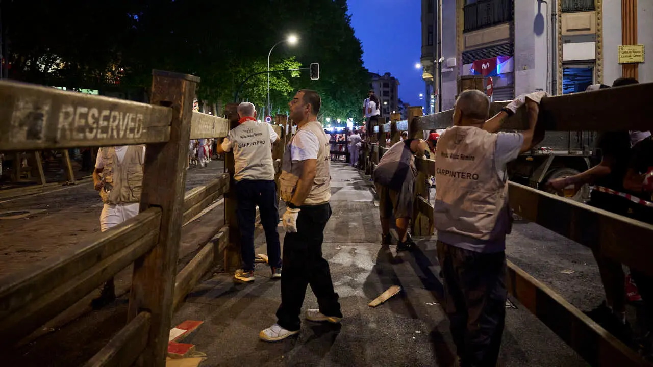 Primer encierro de las fiestas de San Ferm&iacute;n 2026 con toros de Fuente Ymbro en la bajada al callej&oacute;n. PABLO LASAOSA
