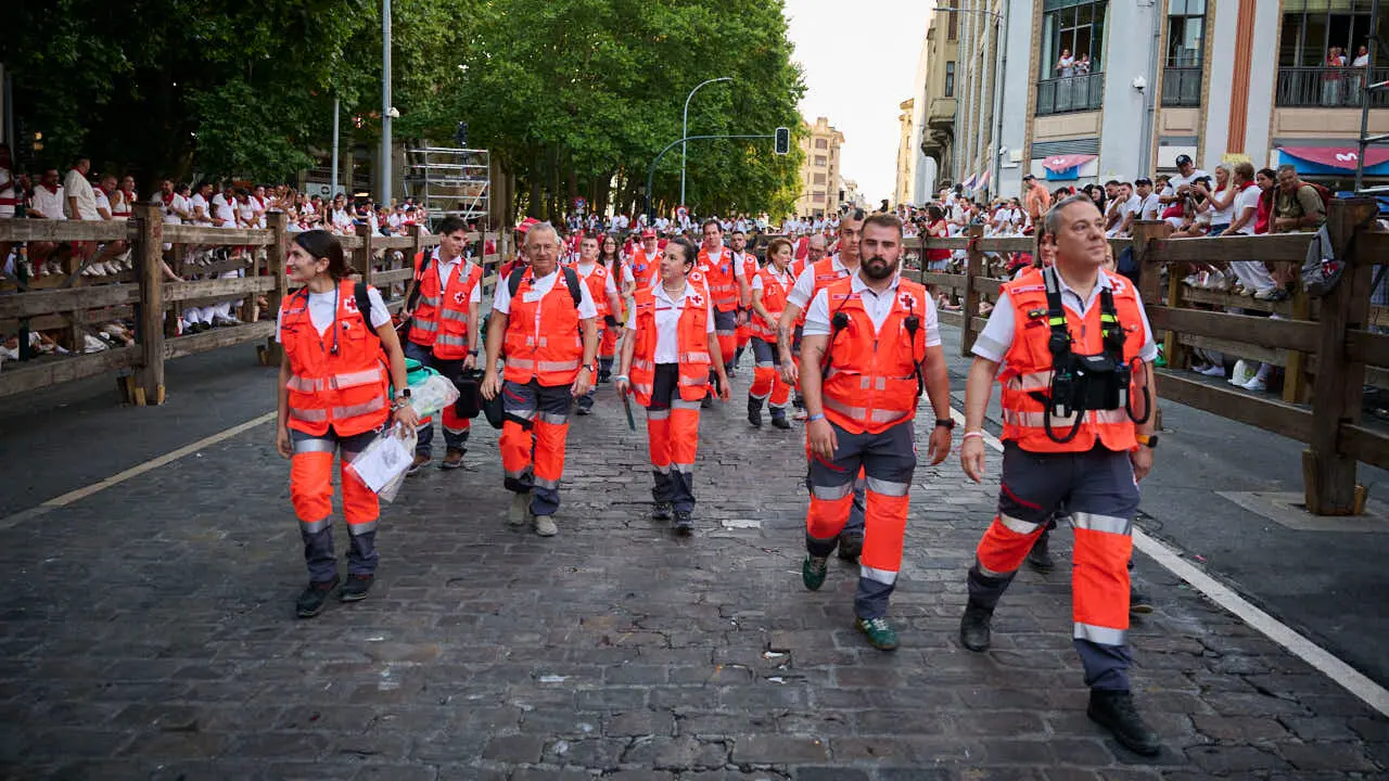 Primer encierro de las fiestas de San Ferm&iacute;n 2026 con toros de Fuente Ymbro en la bajada al callej&oacute;n. PABLO LASAOSA