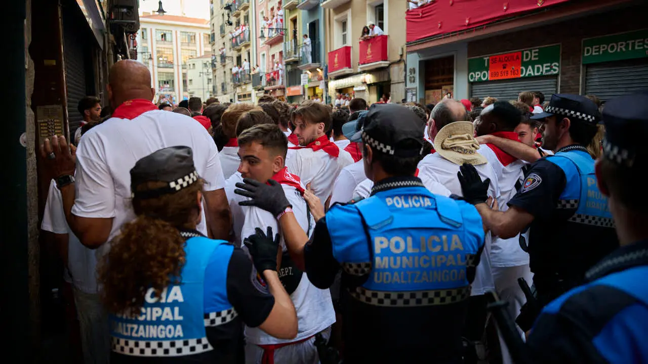 Primer encierro de las fiestas de San Ferm&iacute;n 2026 con toros de Fuente Ymbro en la bajada al callej&oacute;n. PABLO LASAOSA