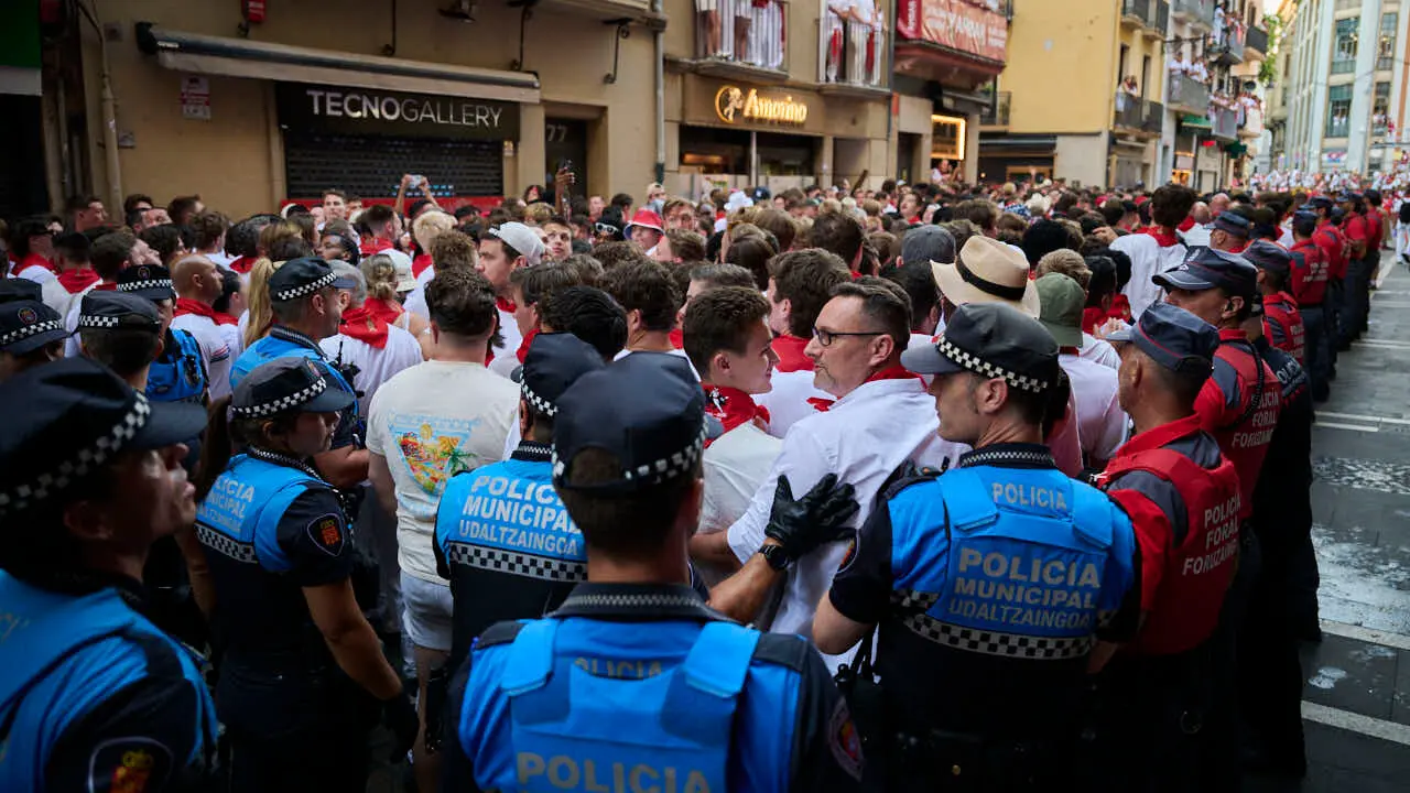 Primer encierro de las fiestas de San Ferm&iacute;n 2026 con toros de Fuente Ymbro en la bajada al callej&oacute;n. PABLO LASAOSA