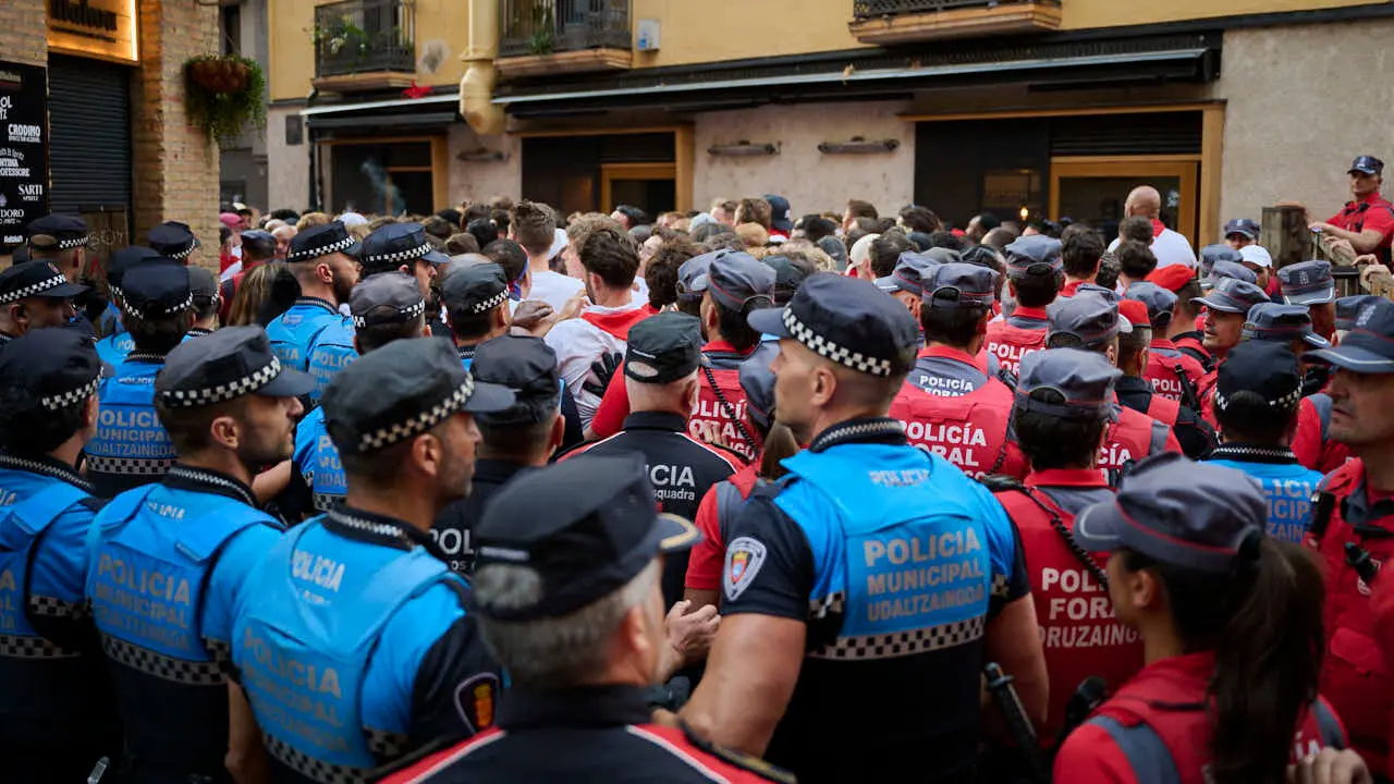 Primer encierro de las fiestas de San Ferm&iacute;n 2026 con toros de Fuente Ymbro en la bajada al callej&oacute;n. PABLO LASAOSA