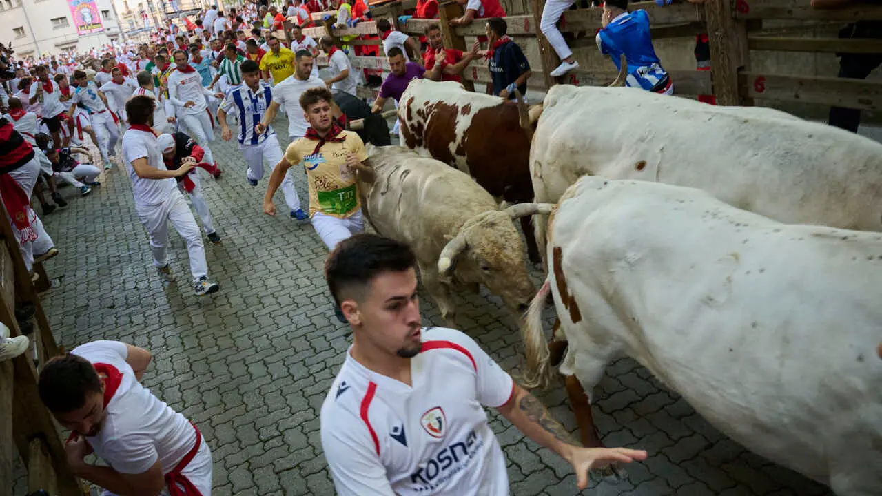 Primer encierro de las fiestas de San Ferm&iacute;n 2026 con toros de Fuente Ymbro en la bajada al callej&oacute;n. PABLO LASAOSA
