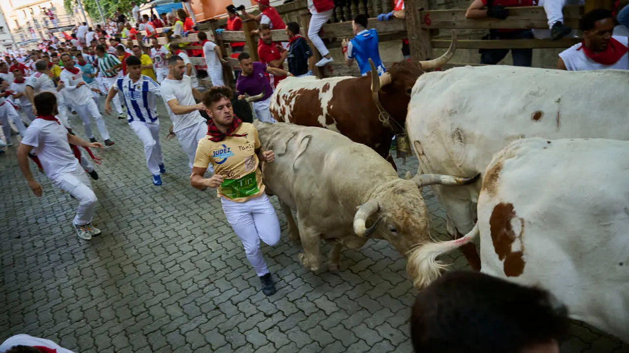 Primer encierro de las fiestas de San Ferm&iacute;n 2026 con toros de Fuente Ymbro en la bajada al callej&oacute;n. PABLO LASAOSA