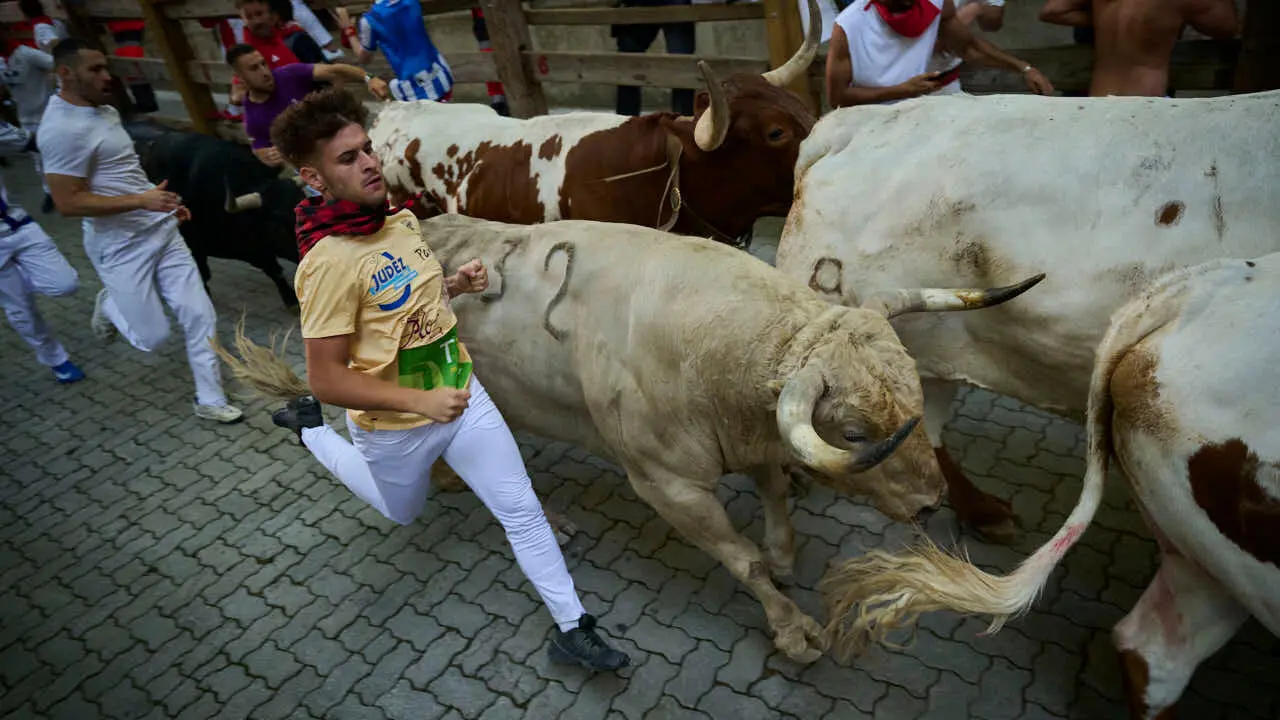 Primer encierro de las fiestas de San Ferm&iacute;n 2026 con toros de Fuente Ymbro en la bajada al callej&oacute;n. PABLO LASAOSA