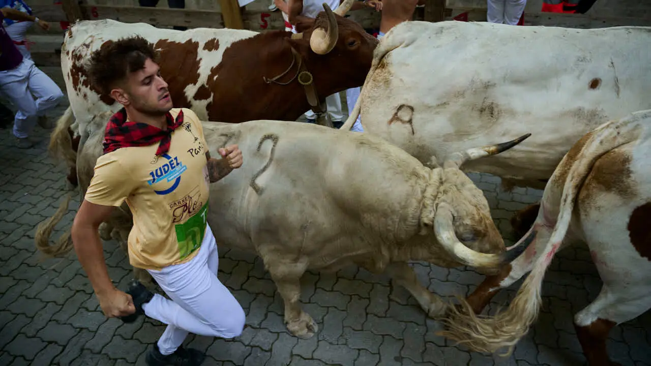 Primer encierro de las fiestas de San Ferm&iacute;n 2026 con toros de Fuente Ymbro en la bajada al callej&oacute;n. PABLO LASAOSA