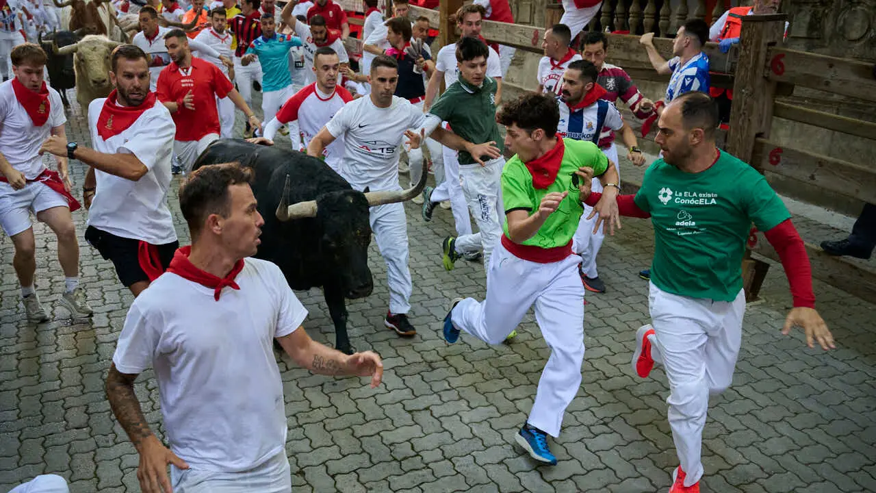 Primer encierro de las fiestas de San Ferm&iacute;n 2026 con toros de Fuente Ymbro en la bajada al callej&oacute;n. PABLO LASAOSA