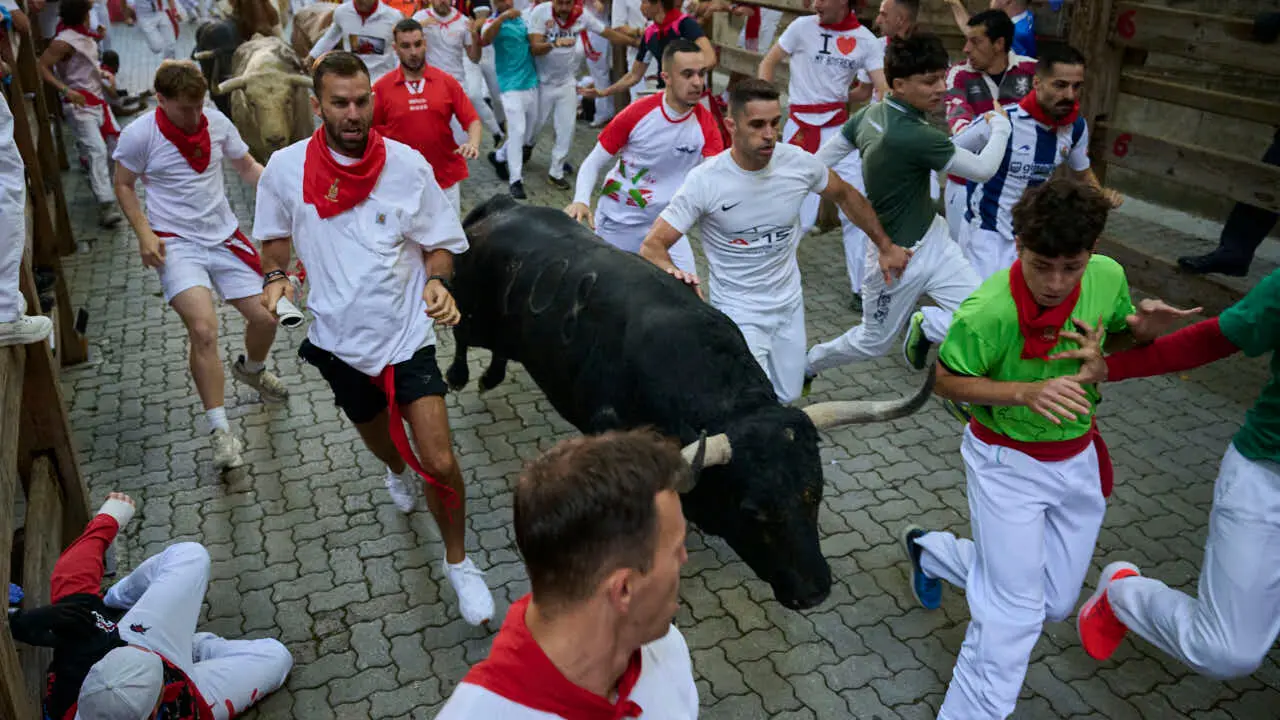 Primer encierro de las fiestas de San Ferm&iacute;n 2026 con toros de Fuente Ymbro en la bajada al callej&oacute;n. PABLO LASAOSA
