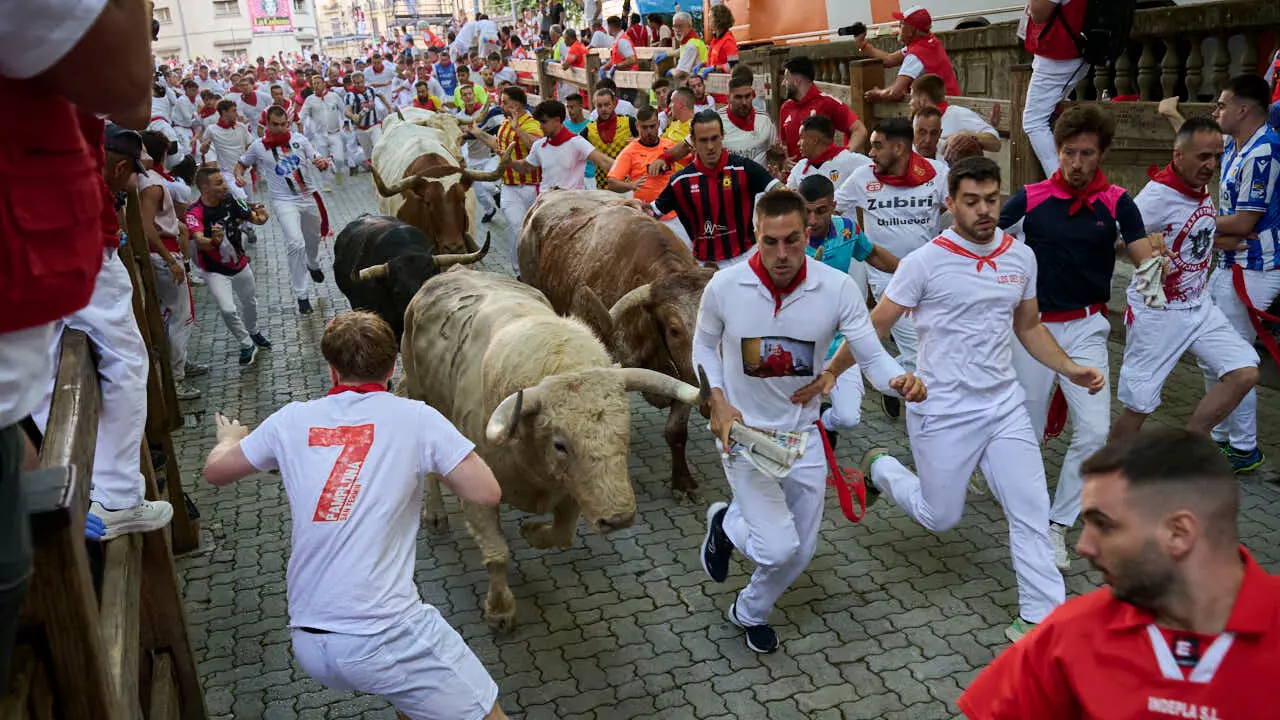 Primer encierro de las fiestas de San Ferm&iacute;n 2026 con toros de Fuente Ymbro en la bajada al callej&oacute;n. PABLO LASAOSA