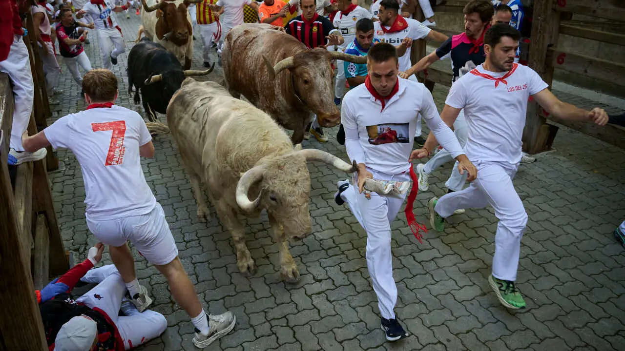 Primer encierro de las fiestas de San Ferm&iacute;n 2026 con toros de Fuente Ymbro en la bajada al callej&oacute;n. PABLO LASAOSA