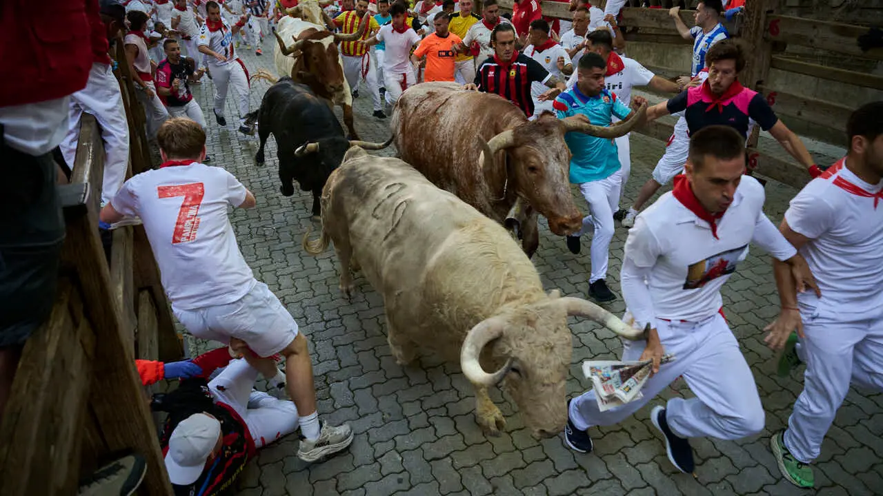 Primer encierro de las fiestas de San Ferm&iacute;n 2026 con toros de Fuente Ymbro en la bajada al callej&oacute;n. PABLO LASAOSA