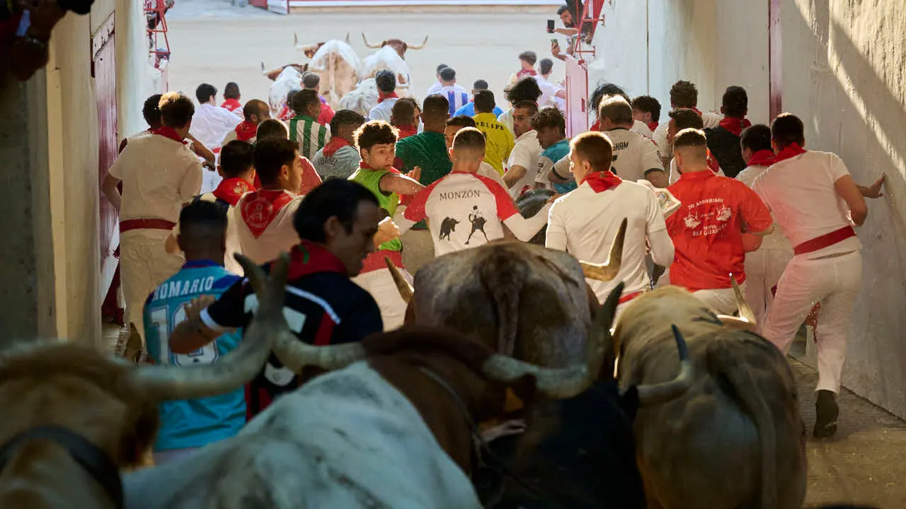 Primer encierro de las fiestas de San Ferm&iacute;n 2026 con toros de Fuente Ymbro en la bajada al callej&oacute;n. PABLO LASAOSA