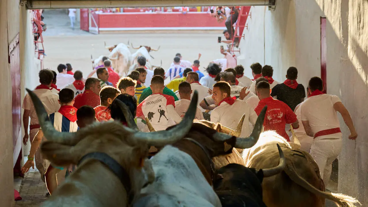 Primer encierro de las fiestas de San Ferm&iacute;n 2026 con toros de Fuente Ymbro en la bajada al callej&oacute;n. PABLO LASAOSA