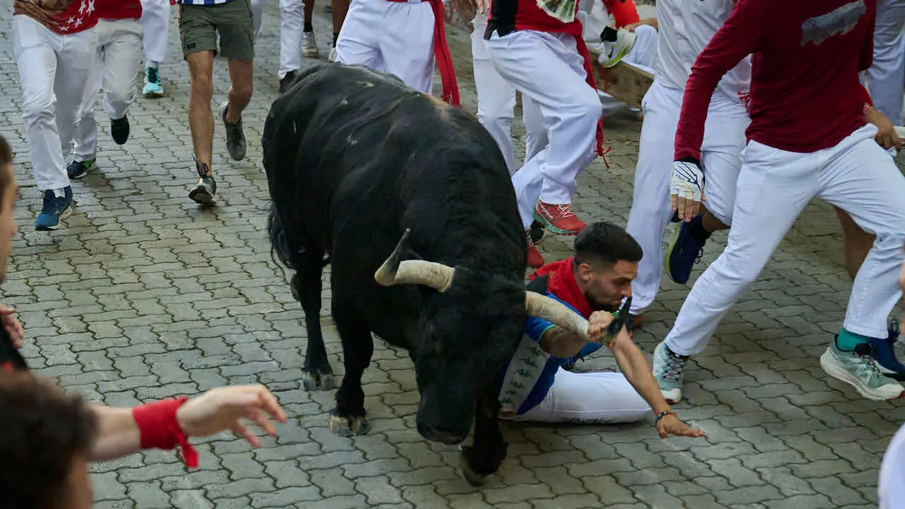 Primer encierro de las fiestas de San Ferm&iacute;n 2026 con toros de Fuente Ymbro en la bajada al callej&oacute;n. PABLO LASAOSA