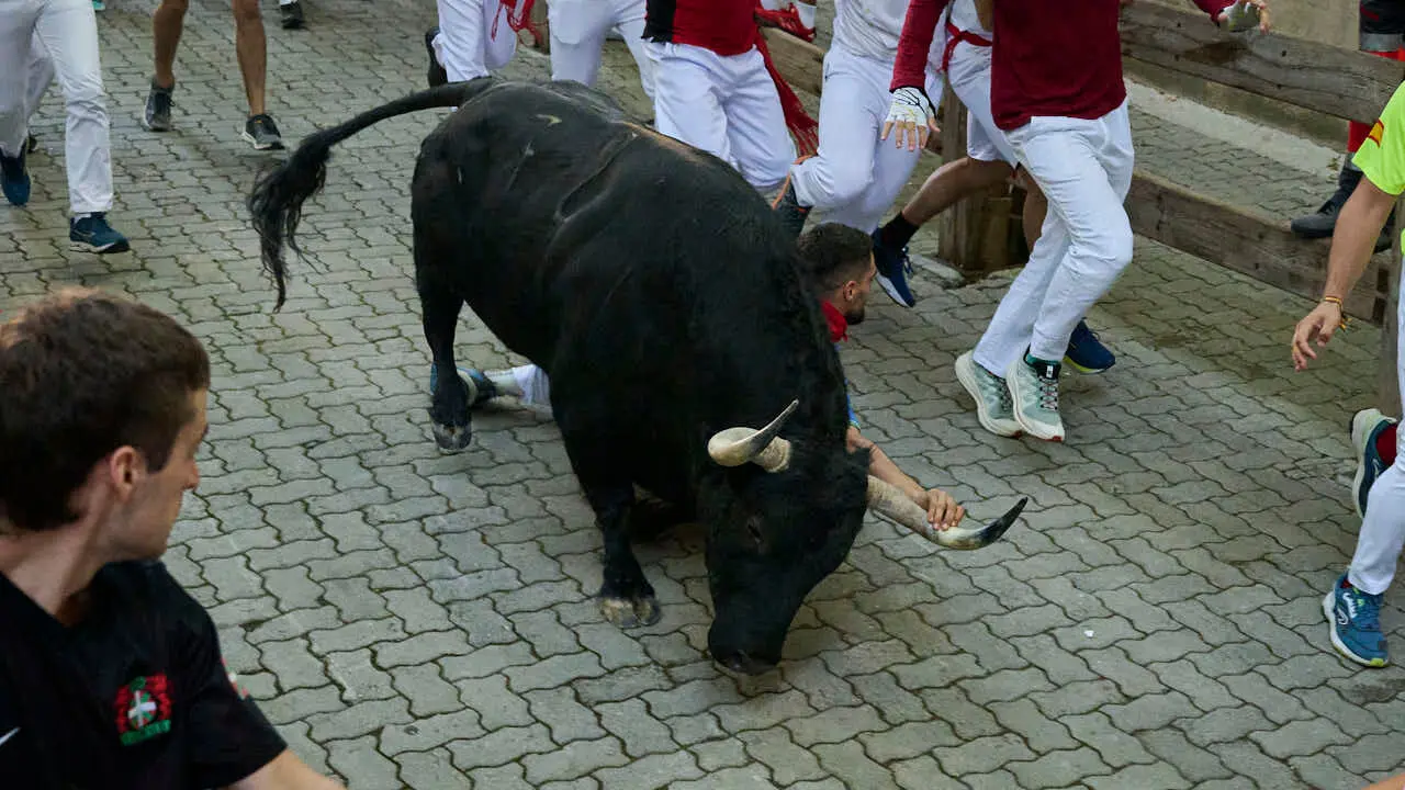 Primer encierro de las fiestas de San Ferm&iacute;n 2026 con toros de Fuente Ymbro en la bajada al callej&oacute;n. PABLO LASAOSA