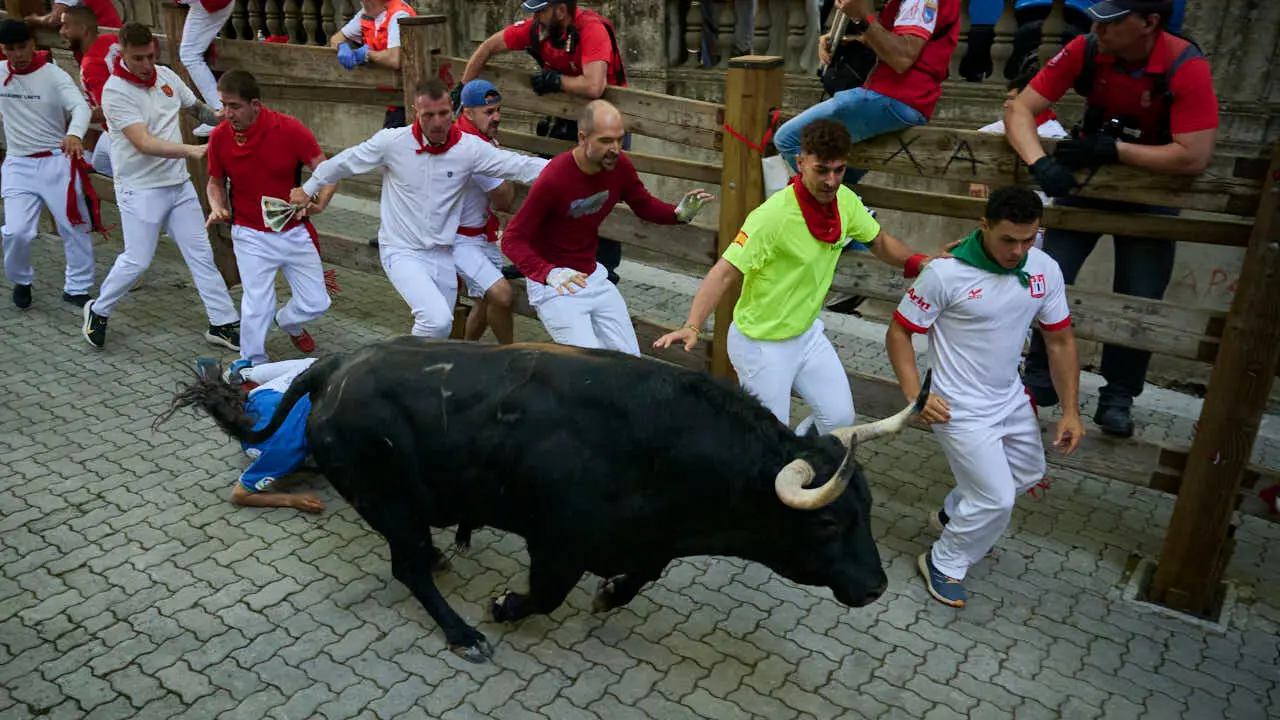 Primer encierro de las fiestas de San Ferm&iacute;n 2026 con toros de Fuente Ymbro en la bajada al callej&oacute;n. PABLO LASAOSA