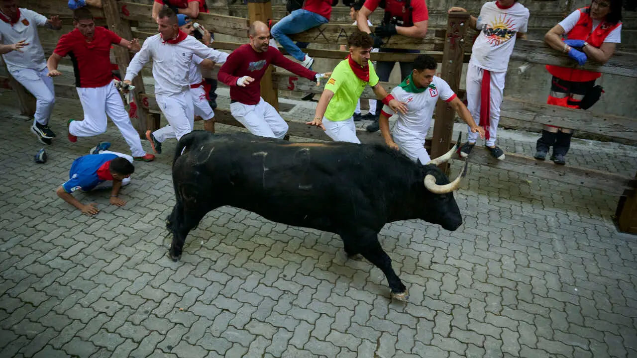 Primer encierro de las fiestas de San Ferm&iacute;n 2026 con toros de Fuente Ymbro en la bajada al callej&oacute;n. PABLO LASAOSA