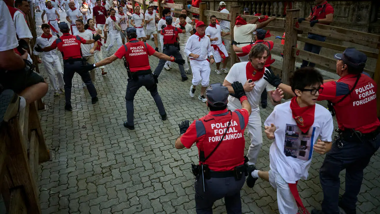Primer encierro de las fiestas de San Ferm&iacute;n 2026 con toros de Fuente Ymbro en la bajada al callej&oacute;n. PABLO LASAOSA