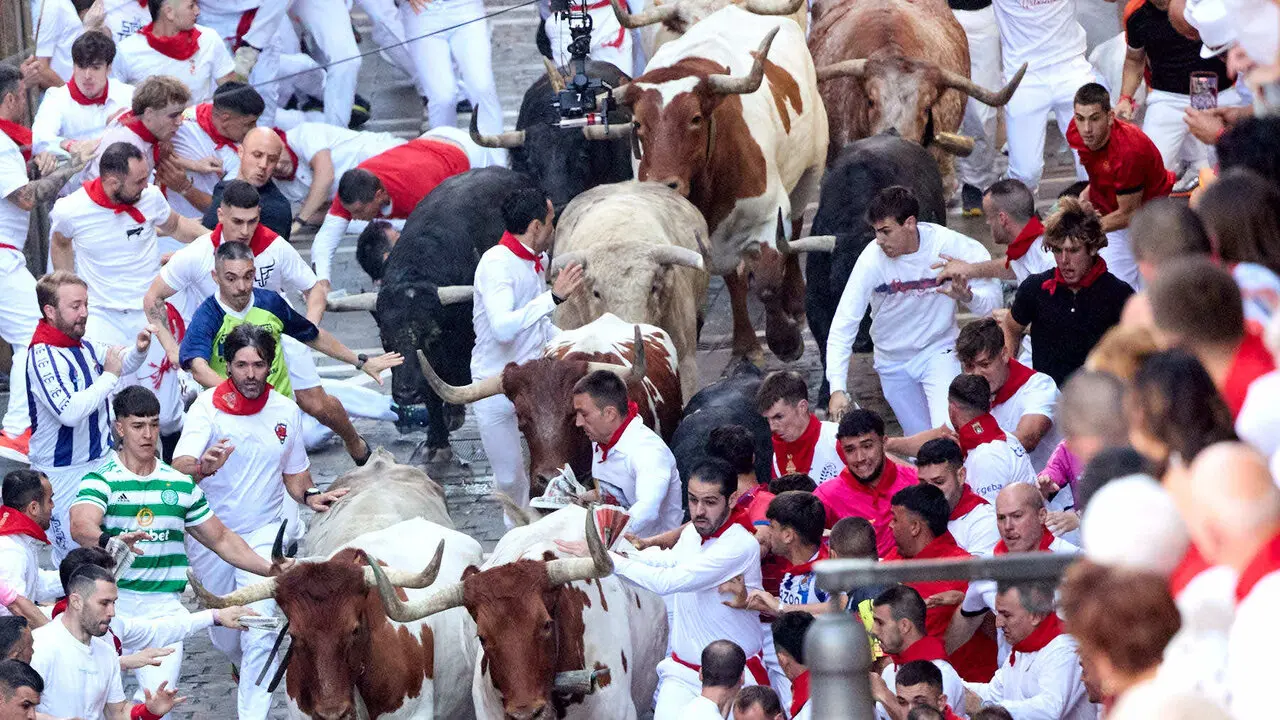 Primer encierro de San Ferm&iacute;n 2026 con toros de Fuente Ymbro. I&Ntilde;IGO ALZUGARAY