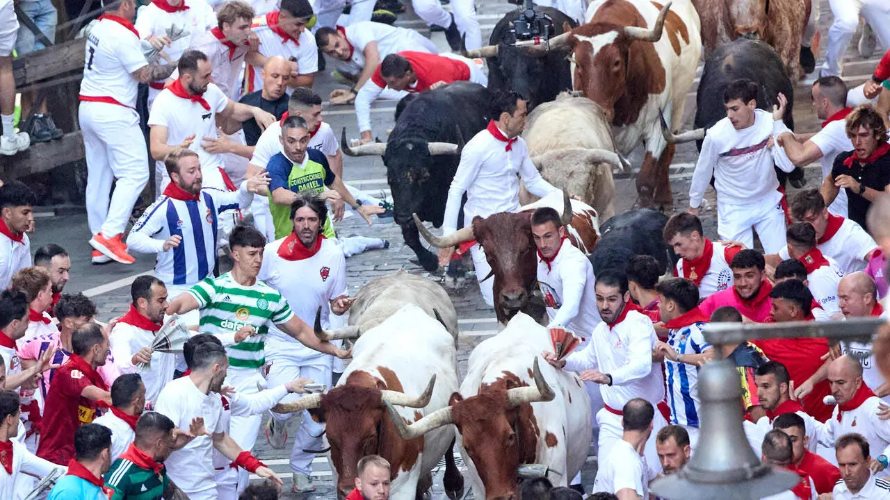 Primer encierro de San Ferm&iacute;n 2026 con toros de Fuente Ymbro. I&Ntilde;IGO ALZUGARAY