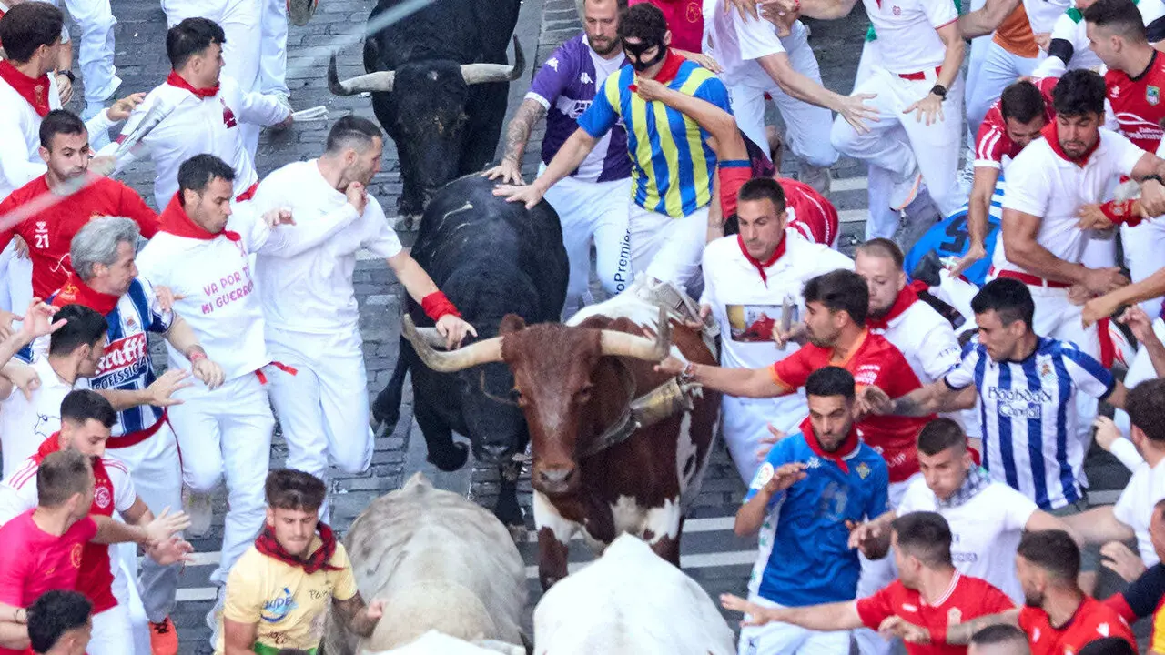 Primer encierro de San Ferm&iacute;n 2026 con toros de Fuente Ymbro. I&Ntilde;IGO ALZUGARAY