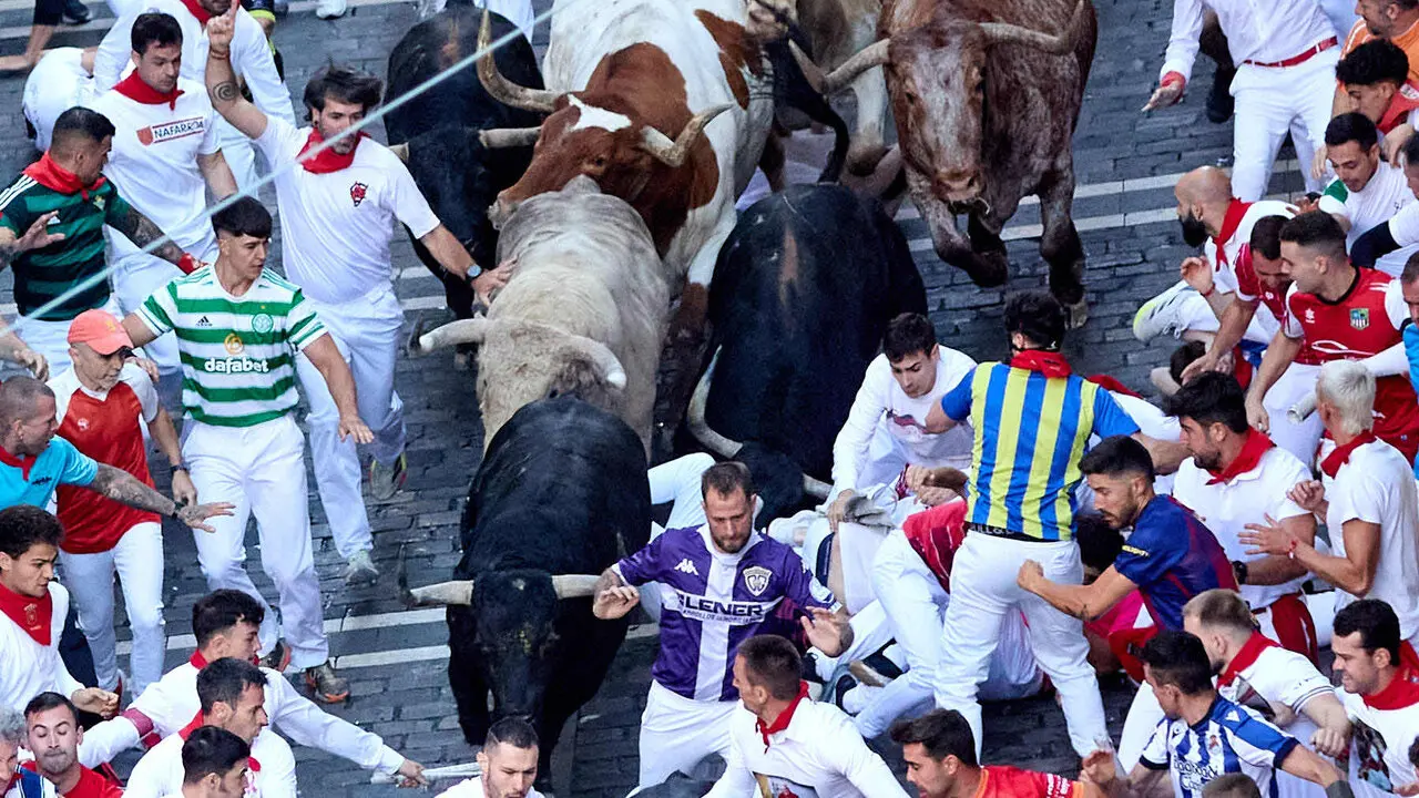 Primer encierro de San Ferm&iacute;n 2026 con toros de Fuente Ymbro. I&Ntilde;IGO ALZUGARAY