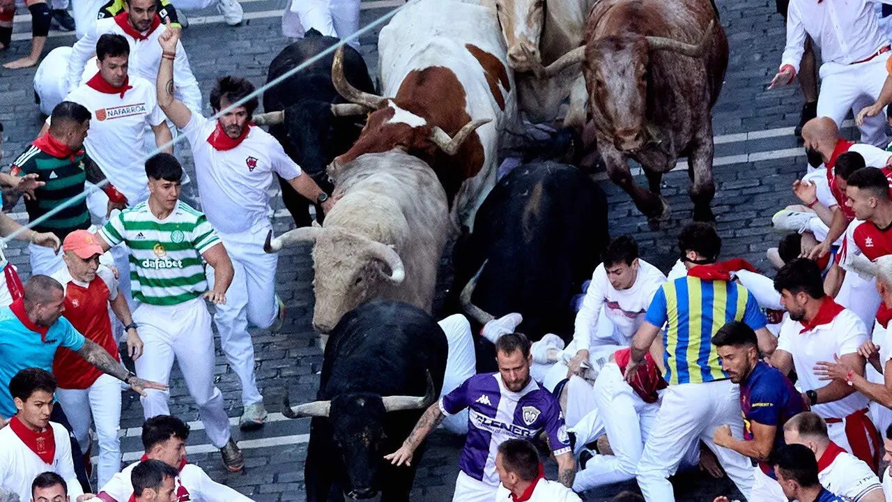 Primer encierro de San Ferm&iacute;n 2026 con toros de Fuente Ymbro. I&Ntilde;IGO ALZUGARAY