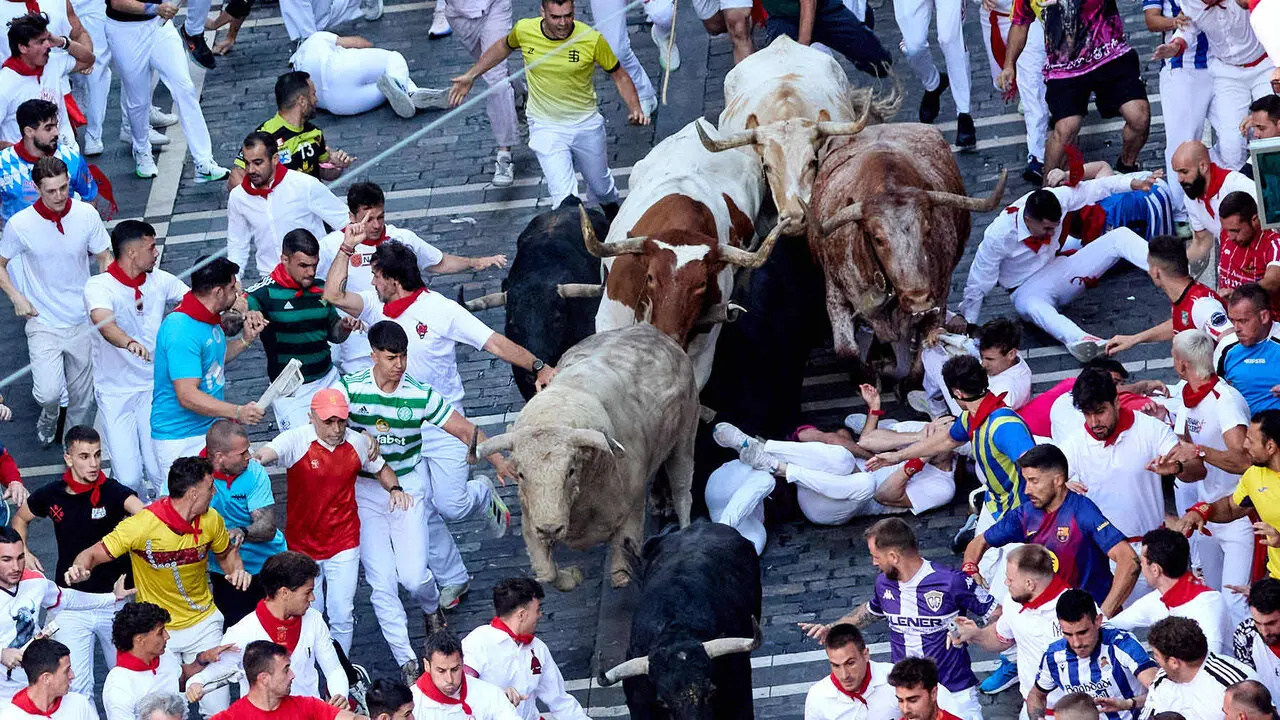 Primer encierro de San Ferm&iacute;n 2026 con toros de Fuente Ymbro. I&Ntilde;IGO ALZUGARAY