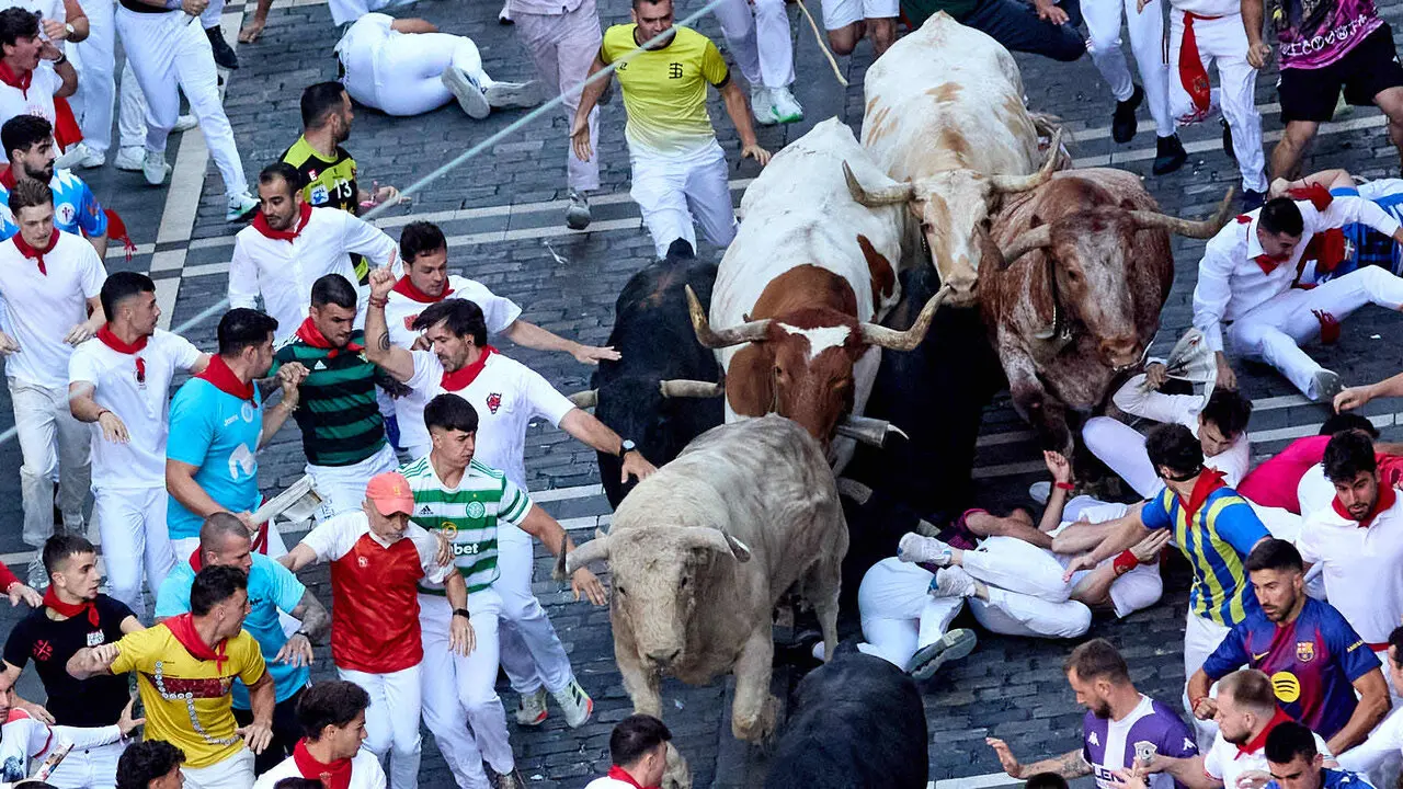 Primer encierro de San Ferm&iacute;n 2026 con toros de Fuente Ymbro. I&Ntilde;IGO ALZUGARAY