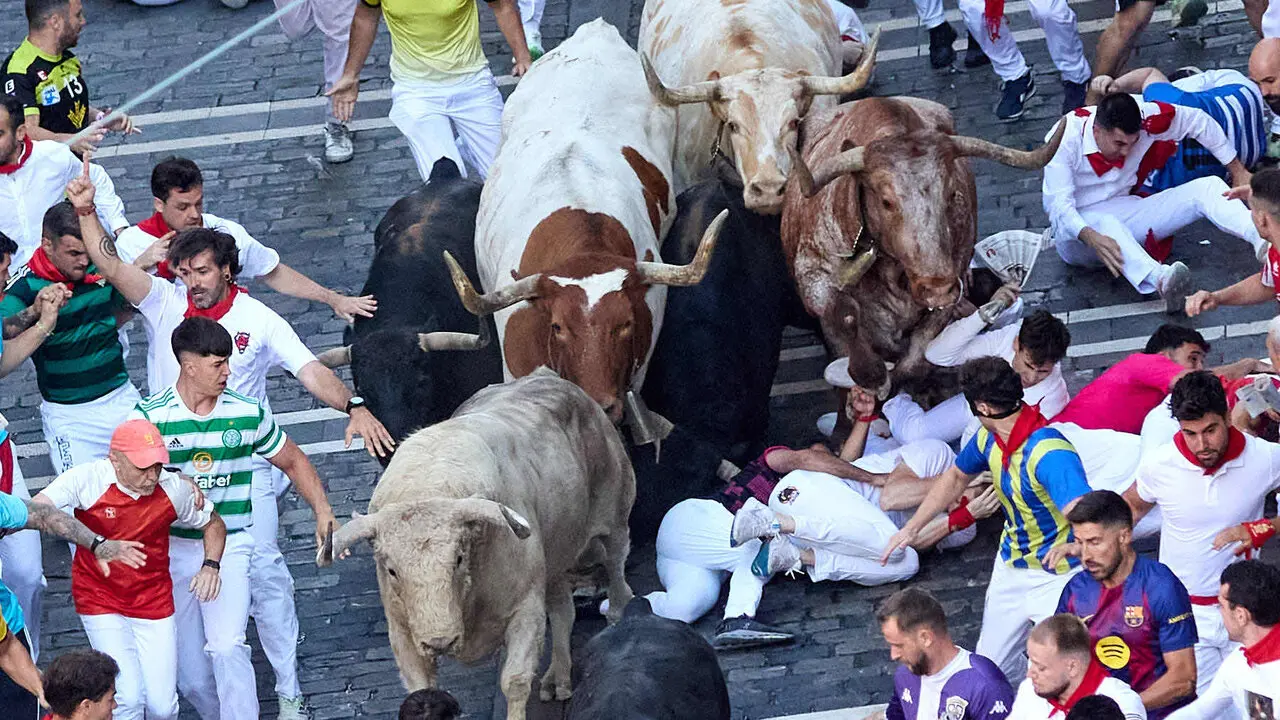 Primer encierro de San Ferm&iacute;n 2026 con toros de Fuente Ymbro. I&Ntilde;IGO ALZUGARAY