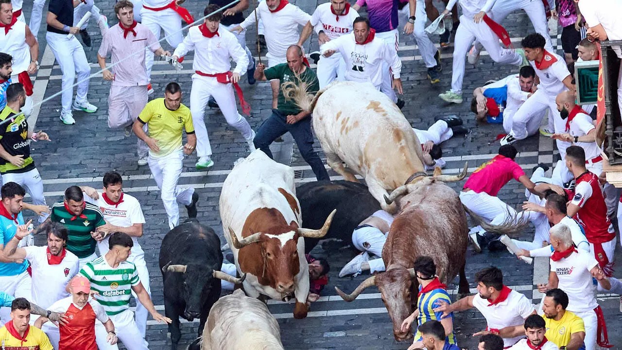 Primer encierro de San Ferm&iacute;n 2026 con toros de Fuente Ymbro. I&Ntilde;IGO ALZUGARAY