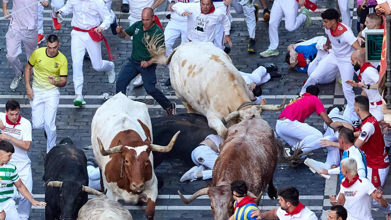 Primer encierro de San Ferm&iacute;n 2026 con toros de Fuente Ymbro. I&Ntilde;IGO ALZUGARAY