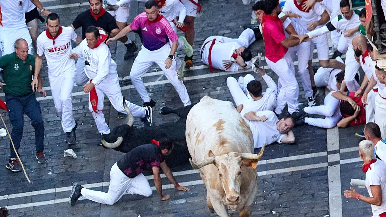 Primer encierro de San Ferm&iacute;n 2026 con toros de Fuente Ymbro. I&Ntilde;IGO ALZUGARAY