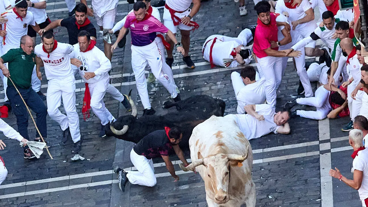 Primer encierro de San Ferm&iacute;n 2026 con toros de Fuente Ymbro. I&Ntilde;IGO ALZUGARAY