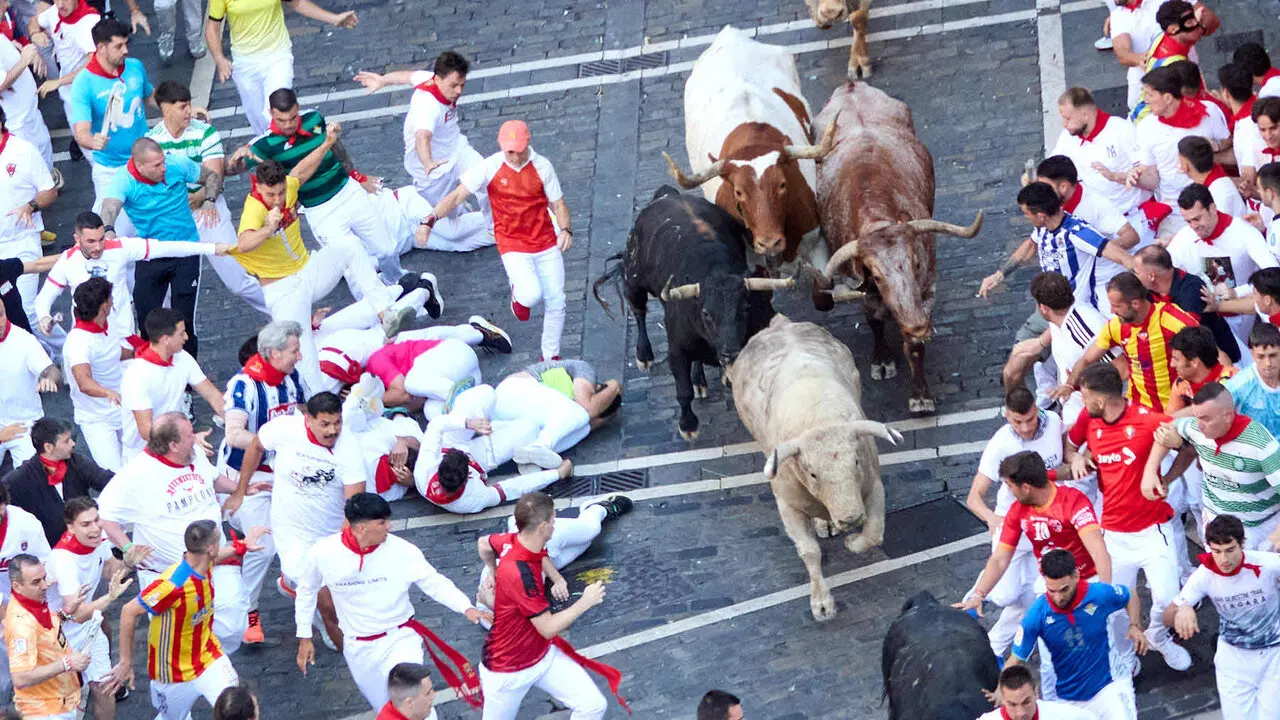 Primer encierro de San Ferm&iacute;n 2026 con toros de Fuente Ymbro. I&Ntilde;IGO ALZUGARAY