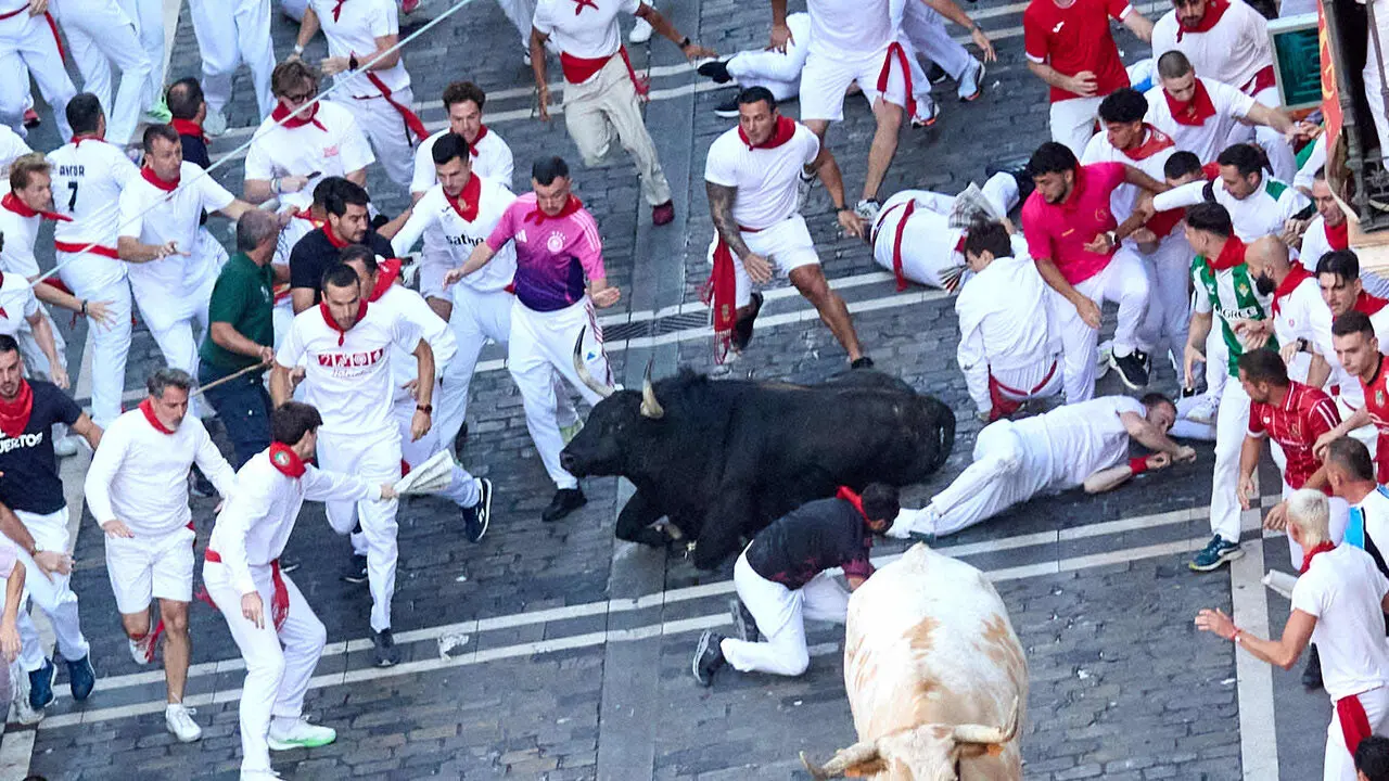 Primer encierro de San Ferm&iacute;n 2026 con toros de Fuente Ymbro. I&Ntilde;IGO ALZUGARAY