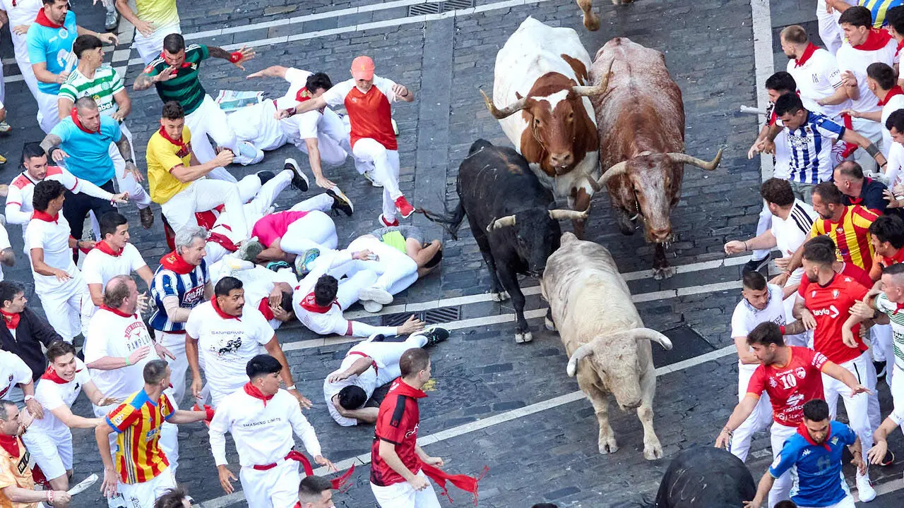 Primer encierro de San Ferm&iacute;n 2026 con toros de Fuente Ymbro. I&Ntilde;IGO ALZUGARAY