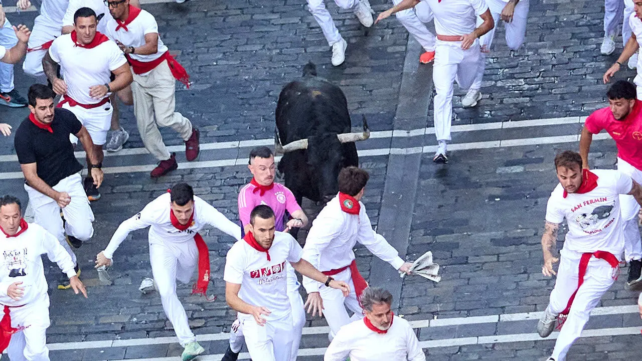 Primer encierro de San Ferm&iacute;n 2026 con toros de Fuente Ymbro. I&Ntilde;IGO ALZUGARAY