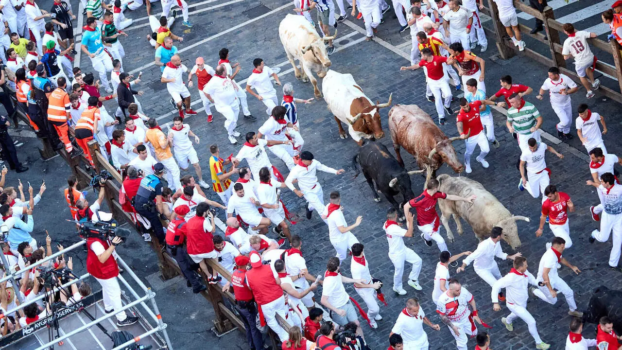 Primer encierro de San Ferm&iacute;n 2026 con toros de Fuente Ymbro. I&Ntilde;IGO ALZUGARAY