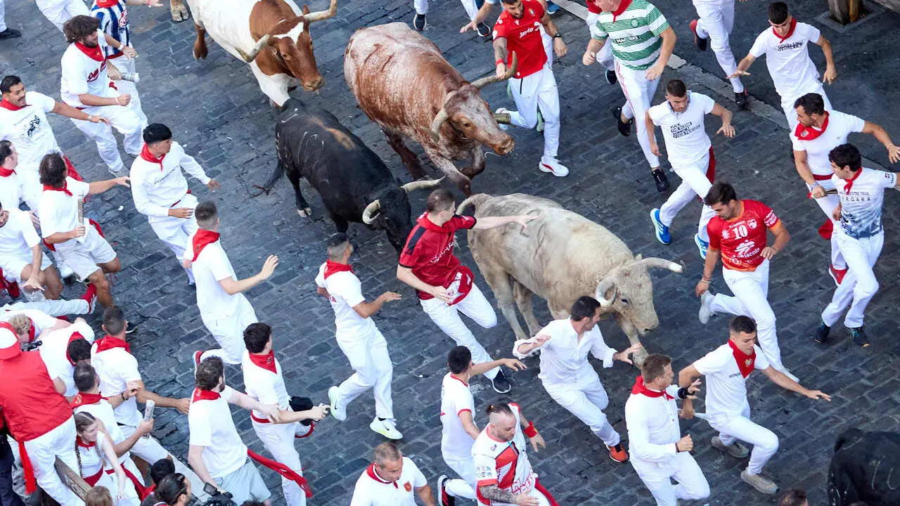 Primer encierro de San Ferm&iacute;n 2026 con toros de Fuente Ymbro. I&Ntilde;IGO ALZUGARAY