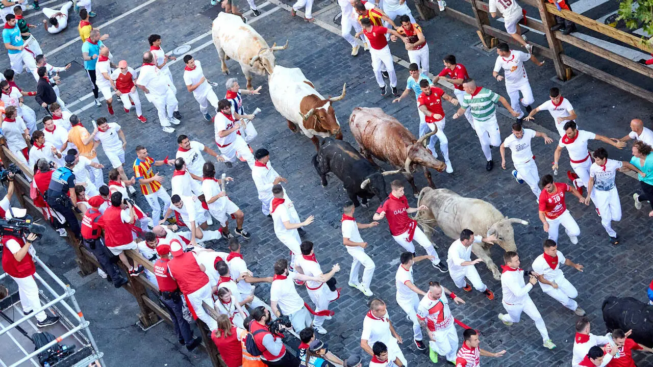 Primer encierro de San Ferm&iacute;n 2026 con toros de Fuente Ymbro. I&Ntilde;IGO ALZUGARAY