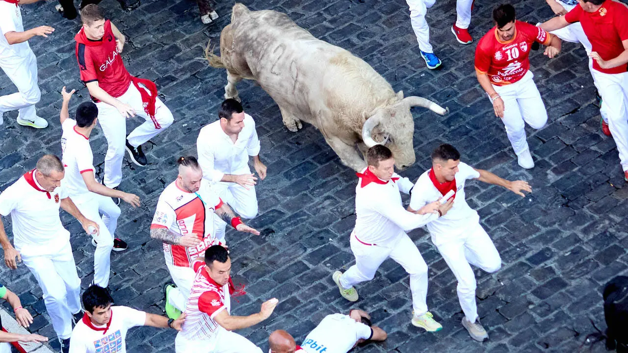 Primer encierro de San Ferm&iacute;n 2026 con toros de Fuente Ymbro. I&Ntilde;IGO ALZUGARAY