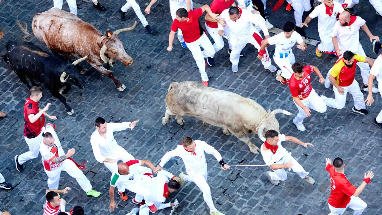 Primer encierro de San Ferm&iacute;n 2026 con toros de Fuente Ymbro. I&Ntilde;IGO ALZUGARAY