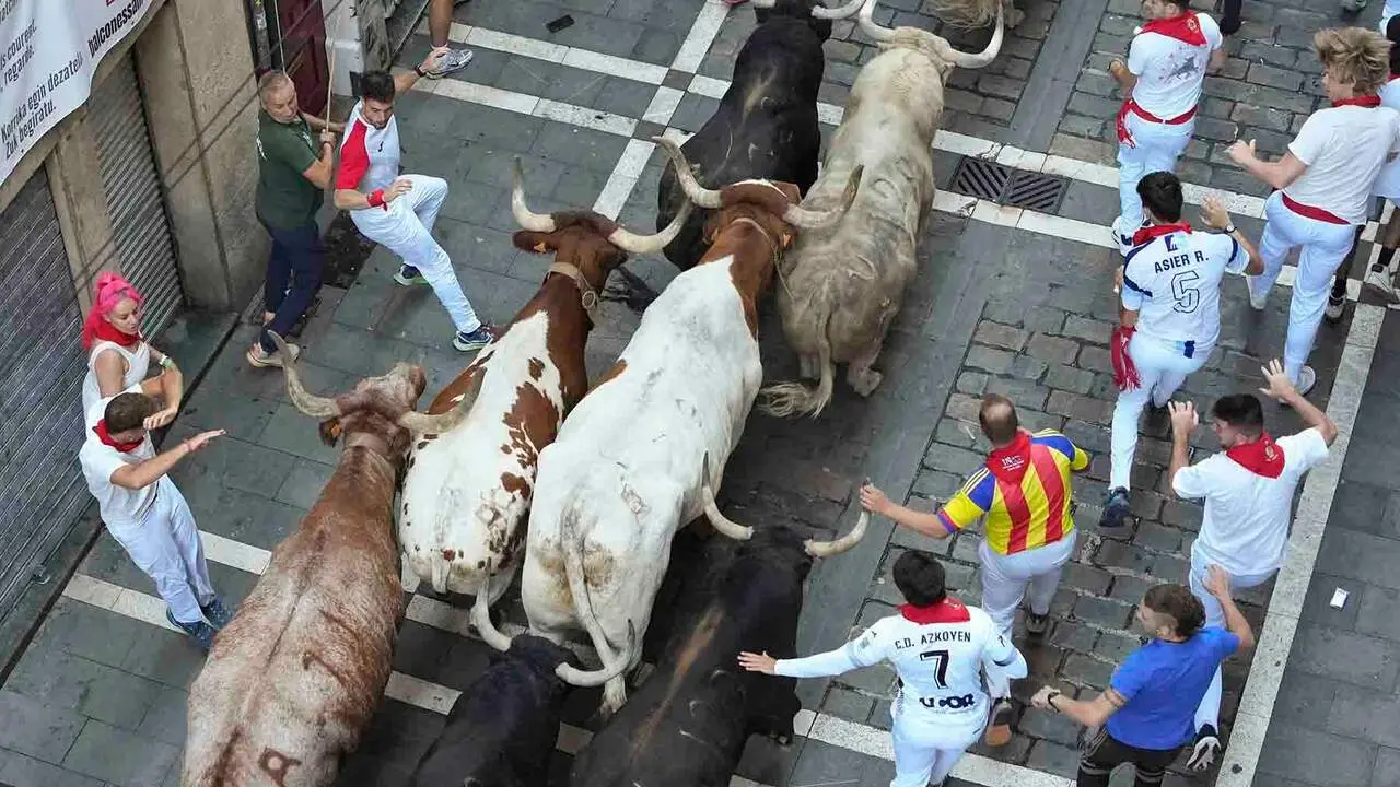 Los toros de la ganader&iacute;a Fuente Ymbro a su paso por la calle Estafeta en el primer encierro de los Sanfermines 2026, este martes en Pamplona. EFE/Ainhoa Tejerina