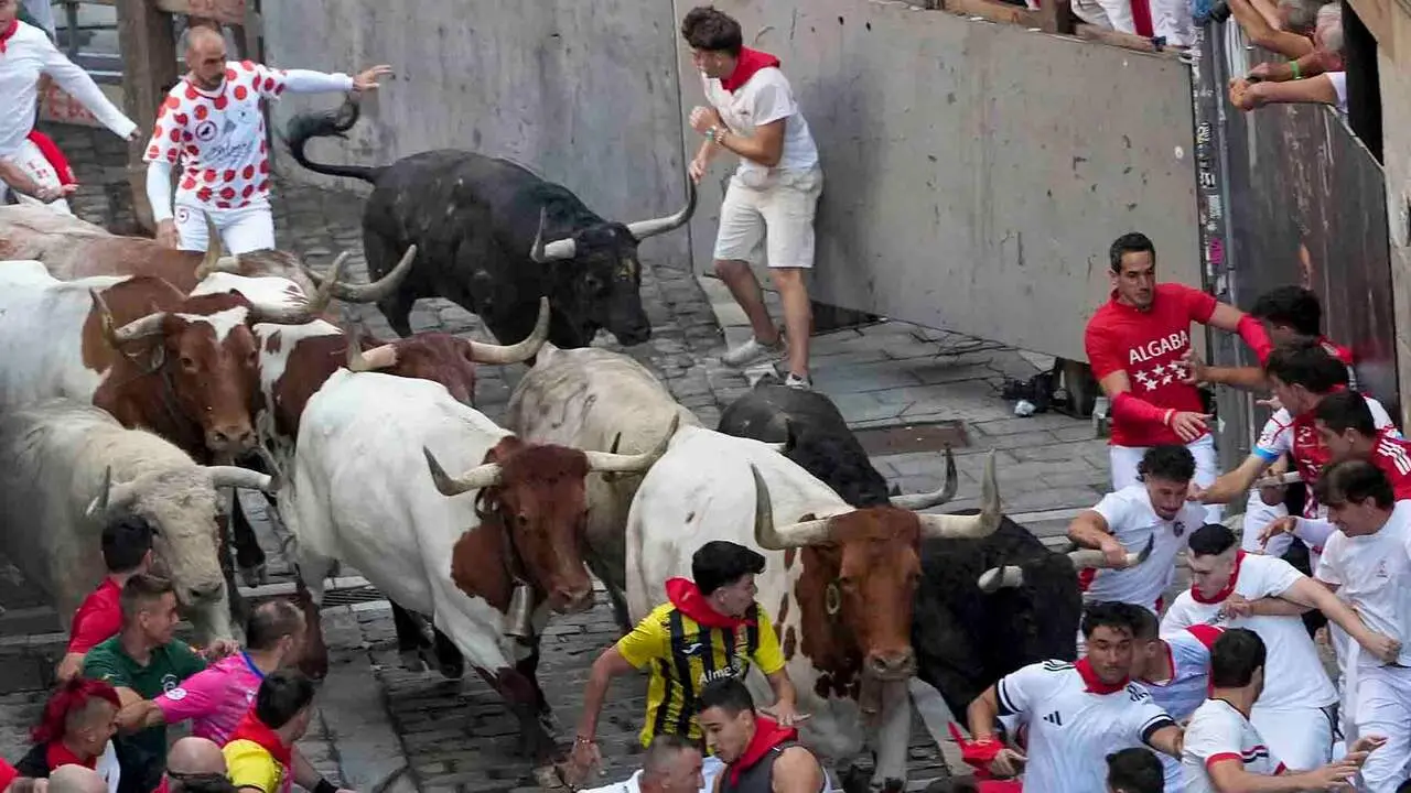 Los mozos se apartan de los toros de la ganader&iacute;a Fuente Ymbro en el tramo final que desemboca en el callej&oacute;n de la Plaza de Toros en el primer encierro de los Sanfermines 2026 este martes en Pamplona. EFE/Ainhoa Tejerina