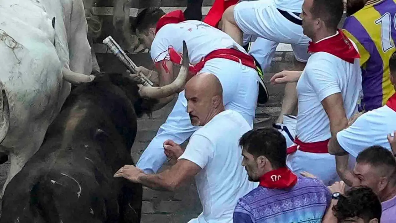 Mozos perseguidos por los toros de la ganader&iacute;a gaditana de Fuente Ymbro en el tramo de la Estafeta durante el primer encierro de los Sanferimes 2026, este martes en Pamplona. EFE/Ainhoa Tejerina