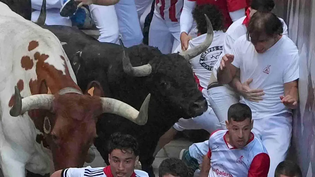 Los mozos acorralados en el tramo final que desemboca en el callej&oacute;n de la Plaza de Toros en el primer encierro de los Sanfermines 2026 este martes en Pamplona con toros de la ganader&iacute;a Fuente Ymbro. EFE/Ainhoa Tejerina