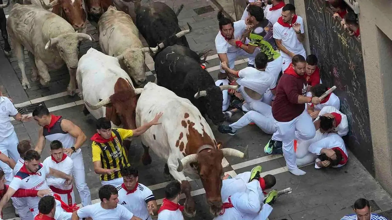 Los mozos corren ante los toros de la ganader&iacute;a Fuente Ymbro a su paso por la calle Estafeta en el primer encierro de los Sanfermines 2026, este martes en Pamplona. EFE/Ainhoa Tejerina