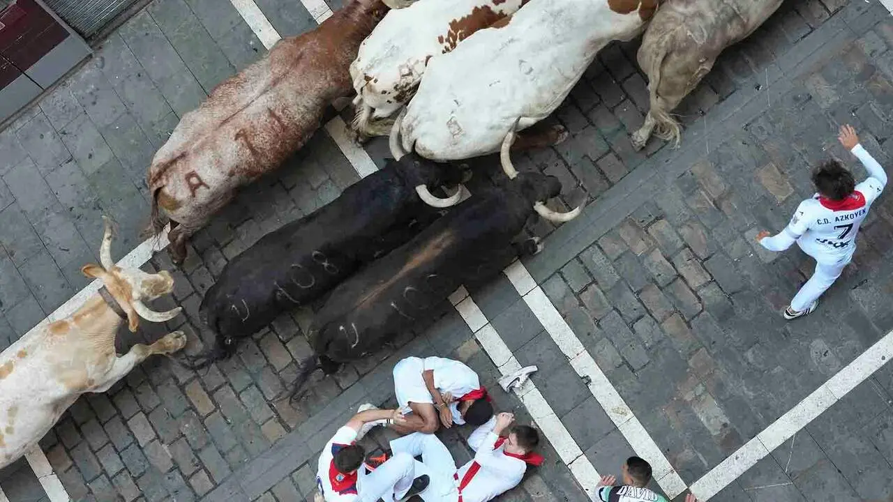Los toros de la ganader&iacute;a Fuente Ymbro a su paso por la calle de la Estafeta en el primer encierro de los Sanfermines 2026, este martes en Pamplona. EFE/Ainhoa Tejerina