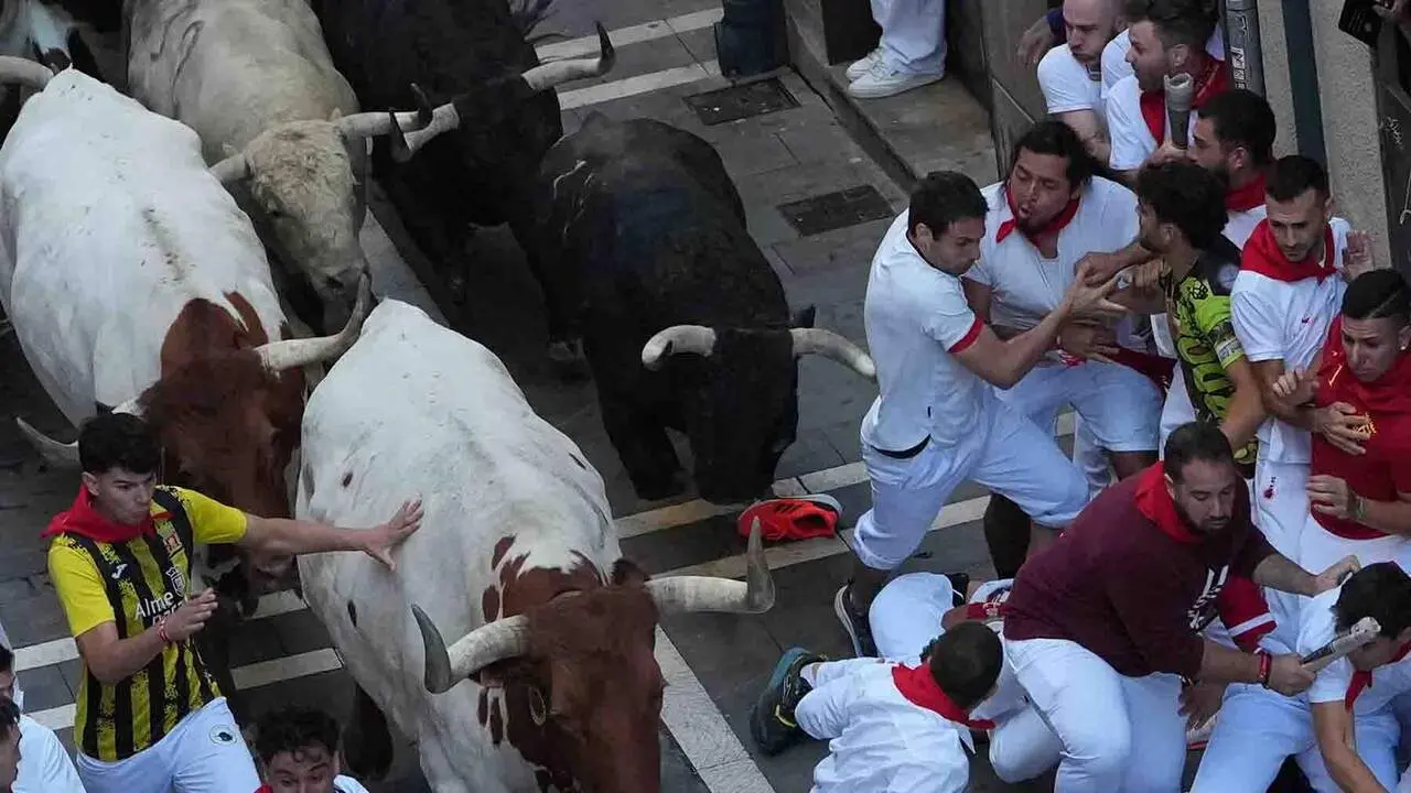 Varios  mozos perseguidos por cabestros y toros de la ganader&iacute;a gaditana de Fuente Ymbro en el tramo de la Estafeta, durante el primer encierro de los Sanferimes 2026, este martes en Pamplona. EFE/Ainhoa Tejerina